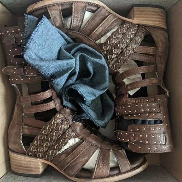 ISO Moonflower in tan or black - Picture 2 of 2